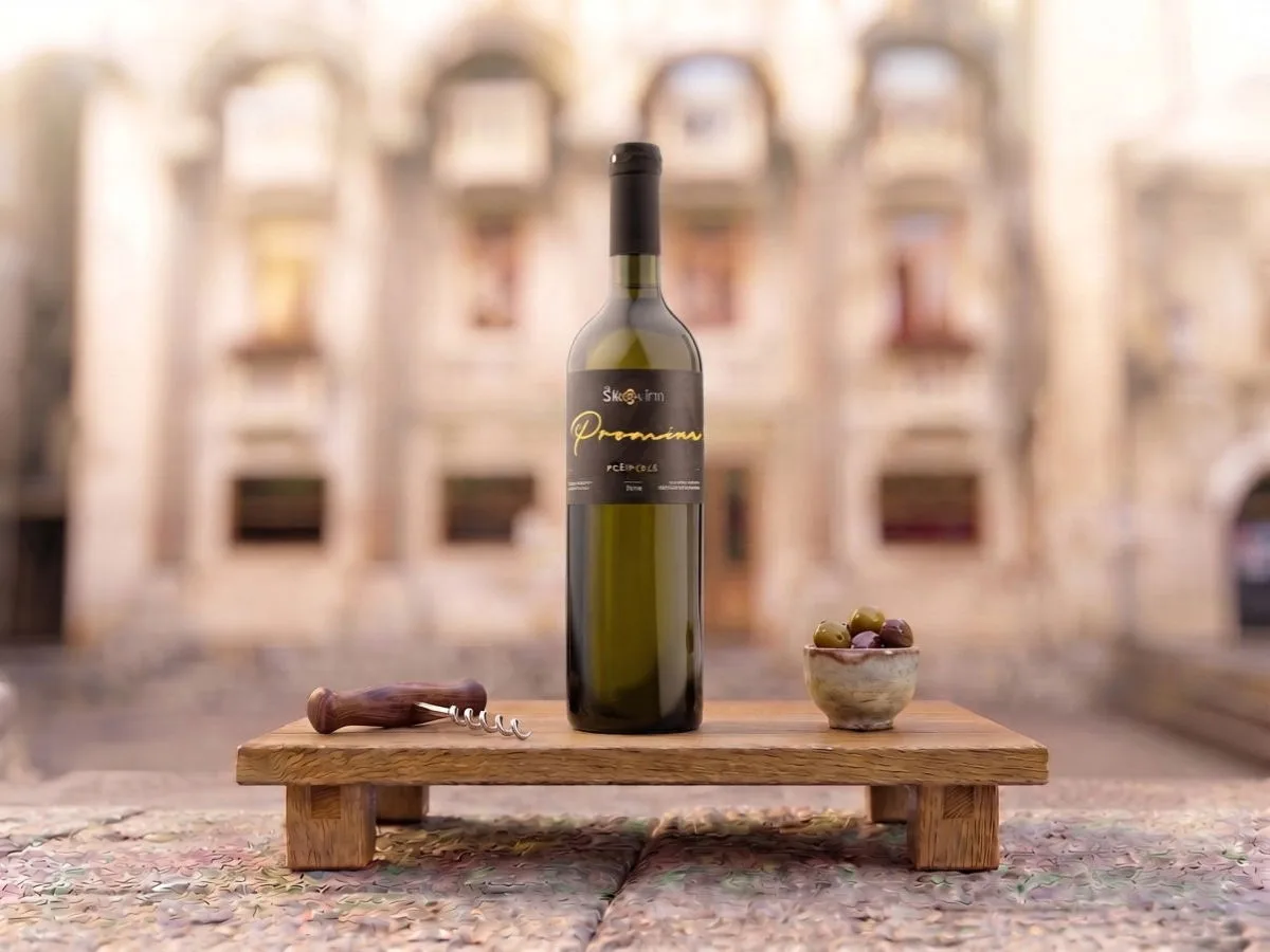 Debit Ško, 0.75 l bottle on Peristil Square, Café & Restaurant Lvxor Split